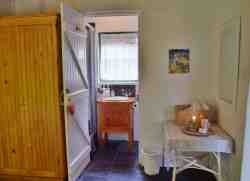 Saartjie en suite bathroom with shower.