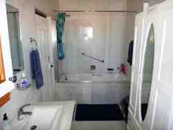 Spykerklip main full-on bathroom with bath, shower and vanity