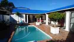 Dolphin Inn Guesthouse close to Dolphin Beach offers comfortable B&B accommodation