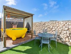 Waves Beach House hot tub
