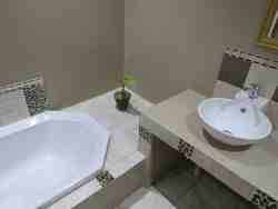 Deluxe Suite - Bath