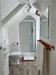 Mountain Suite twin ensuite bathroom with shower only