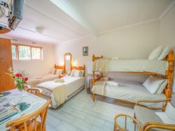Family Unit  - sleeps upto4 people - garden flat, fully self-contained