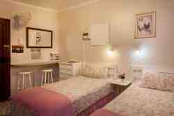 Flat next to the swimming pool - sleeps 2