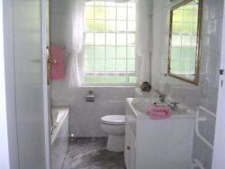 Rose Room full en suite bathroom