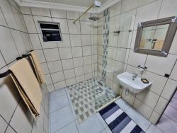 (1) Deluxe Queen Room