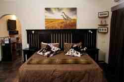 Family unit with private parking and entrance, 2 bedrooms, lounge and bathroom