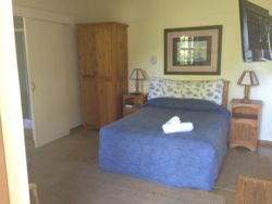 En-suite bedroom with a double bed, coffee/tea facilities, ceiling fan, air-con, 32