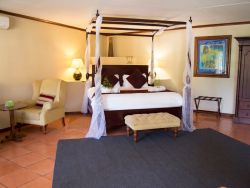 Large Honeymoon Suite