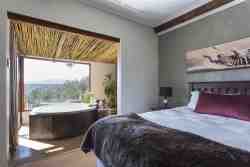 The EARTH ROSE DELUXE Honeymooner Queensize to Jacuzzi/tub