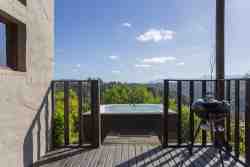 x2 bedroom LAVENDER EDGE hideaway...x4 ppl Jacuzzi, while BBQing in the Webber?  