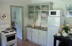 Nguni Cottage's charming country kitchen.