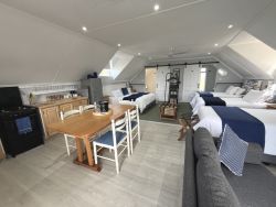 Treetops 5-sleeper, 2 bathroom loft unit with balcony.Separate entrance.