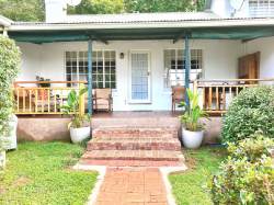 Tiny Gateside 4-sleeper cottage. Pet-friendly.