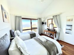 Frog Cottage-2nd bedroom upper floor (king or twin beds) 