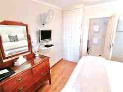 Patio Room - double bed, bathroom with shower, kitchenette 
