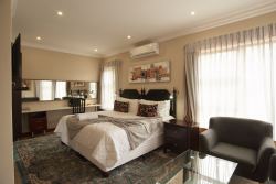 Another view of the luxury room with self catering and king- or twin bed configuration.