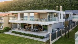 Glentana Beach Villa with 5 bedrooms all ensuite sleeps max 12