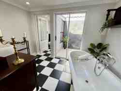 Room Sea Sound with victorian style bath and outdoor shower