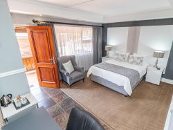 Kingfisher - Queen Bedroom
