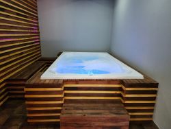 Communal / Shared 12-Seater Jacuzzi