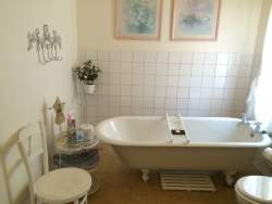 en suite bathroom for separate guest bedroom suite