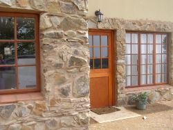 Stone-clad cosy accommodation in the Stuio Unit at Gum Tree Glen on the Curry's Post Rd.