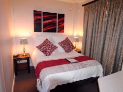 small flat - queen bed