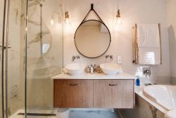 Full Bathroom 1