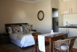 Bed arrangement with en suite at the back
