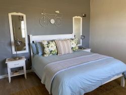 Cottage Hayley queen bedroom