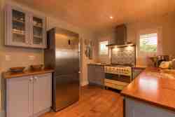Fully equipped kitchen with seperate scullery