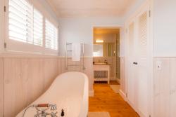 Downstairs bedroom's open-air bath and en-suite bathroom with enclosed toilet and walk-in closet