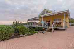 Kleinkrantz Beach House entrance and parking 