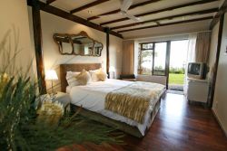Lalapanzi Lodge bedroom 1