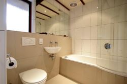 Lalapanzi Lodge bathroom 2