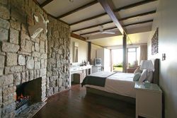 Lalapanzi lodge bed3