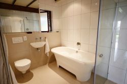 Lalapanzi lodge bathroom 4