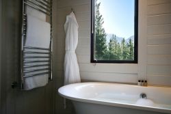 Lalapanzi Lodge Suite bathroom