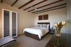 Lalapanzi Lodge Suite bedroom
