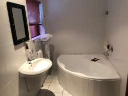 ROOM 4 - BATHROOM