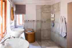 Pophuis bathroom