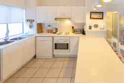 Fully equipped kitchen with dishwasher and washing machine