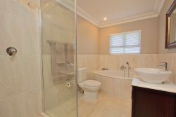 Deluxe Room Bathroom