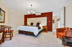 Charles De Gaulle (King/Twin Bed + Sleeper Couch)