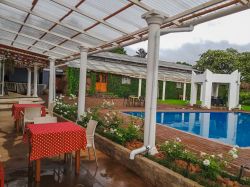 Charlies Coffee Shop & Swimming Pool