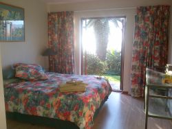 Main Bedrooom - queen bed