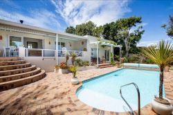 Just a few steps with handrail to reach the pool 