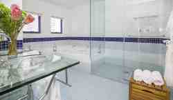 Tristino room bathroom