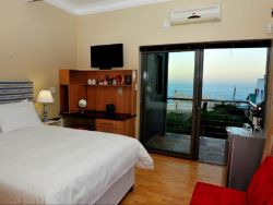 Queen Suite with Sea View and Balcony